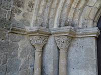 Saint-Julien-Du-Serre, Eglise romane, Porche, Chapiteaux (1)